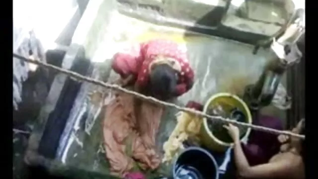 நடனம் கரடி - கவர்ச்சி நீல தமிழ் படம் ஸ்ட்ரைப்பர்களிடமிருந்து ஒரு உறுப்பினரை எடுத்துக் கொள்ளும் பெண்கள் குழு.