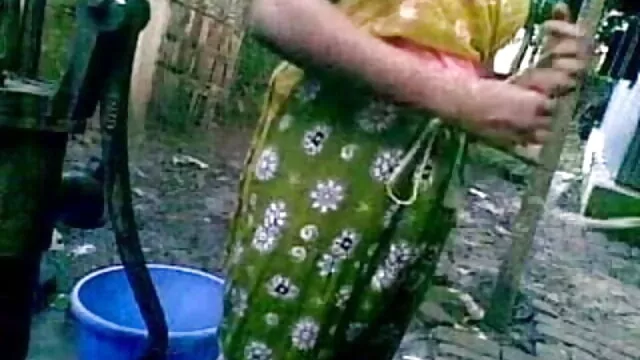 இரண்டு தமிழ் அம்மா மற்றும் மகன் செக்ஸ் ரஷ்யர்கள் இரண்டு துளைகளில் ஒரு பரத்தையரைப் பிடிக்கிறார்கள்