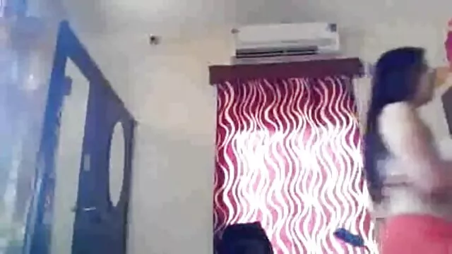லாரா நடிப்பில் ஒரு கவர்ச்சி படம் தமிழ் மாமியின் தனியா கொடுக்கிறார்