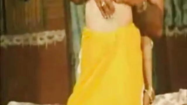 மாலுமி ஊதப்பட்ட பொம்மை ஆசிய அமெரிக்க நாட்டுக்காரன் மீது கர்ட்னி டெய்லர்