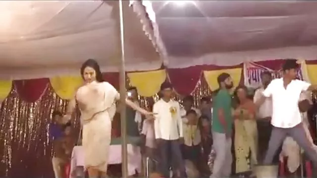 - இறுக்கமான பொன்னிற டீன் தமிழ் பெண் xnxx கட்டப்பட்டு கீழே எறியப்படுகிறார்
