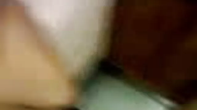 அழகான ரெட்ஹெட் டீன் xxx ஆங்கிலம் hot தனது கடினமான துணியை வகிக்கிறார்