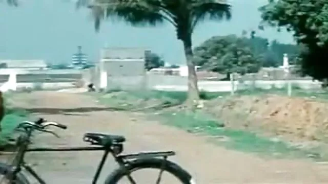 4. முகவர் ஒரு தனியாவைப் பெறுகிறார், எனவே தமிழ் கவர்ச்சி படம் முழு hd ஒரு சூடான குஞ்சு உதவ மகிழ்ச்சியாக இருக்கிறது