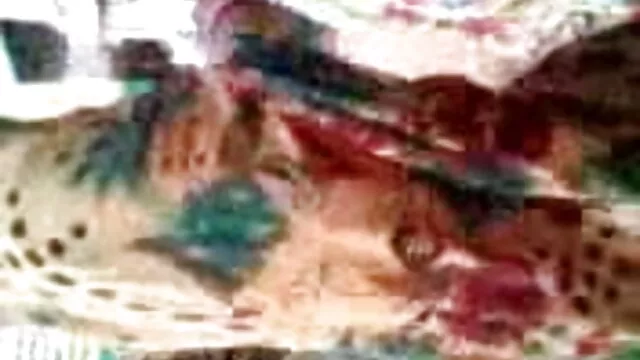 பல புணர்ச்சியைக் கொண்ட உள்ளாடைகளில் கல்லூரி இளைஞன். கேனரிக்கு bp, கவர்ச்சி ஆங்கிலம் செய்யப்பட்டது