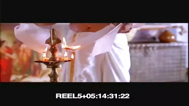 பெரிய - தமிழ் படம், கவர்ச்சி நீல அழகிக்கு பணம் செலுத்தப்படுகிறது