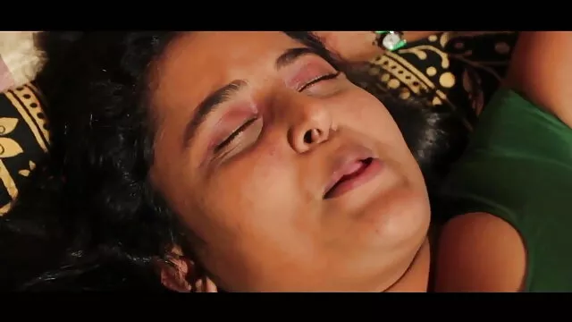 கவர்ச்சியான உள்ளாடையுடன் தமிழ் திரைப்பட கவர்ச்சி ஆங்கில படம், கவர்ச்சி மில்க்ஸ் ஸ்டட் சேவலில் டேன் ஜோன்ஸ் மெலிதான பொன்னிற நிம்ஃப்