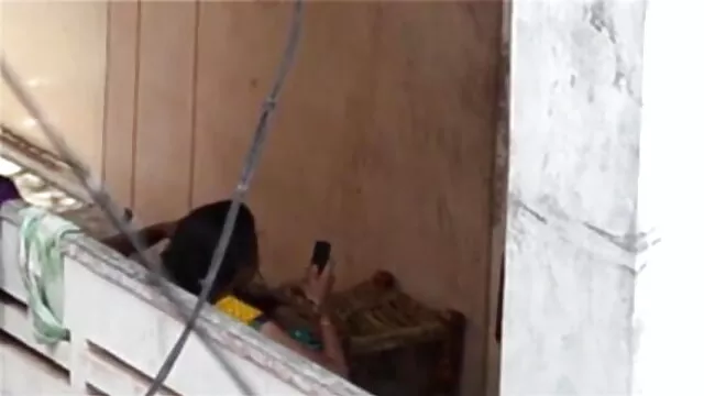 ஸ்டெப்மோம் மகனுக்கு நீல, கவர்ச்சி ஆங்கிலம் குளியல் வரைகிறார்