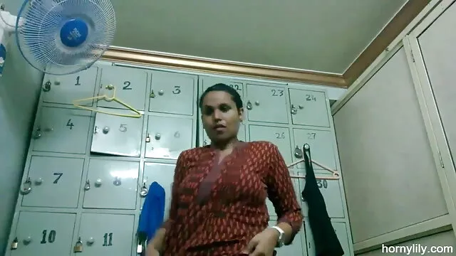 ஹங்கேரியன் XXX மிகவும் கழுதையில் ஒரு சேவல் சவாரி
