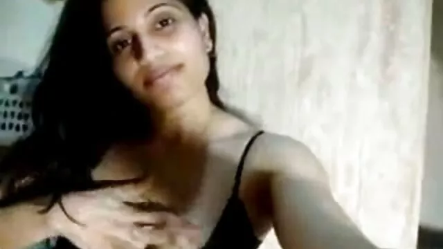 மேடி பிக் தமிழ் காதல் செக்ஸ் ஆஸ் டீன் குளியலறையில் சுயஇன்பம்.